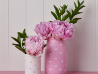 Valentine’s Day on a budget: DIY painted vases 