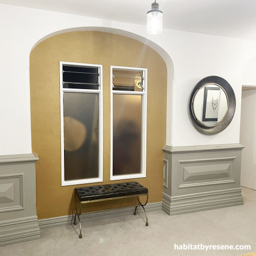 A stunning feature in the lounge is the archway, which now adorns a golden textured pattern with Resene Wallpaper Collection FOL1004, adding a touch of luxury and refinement.