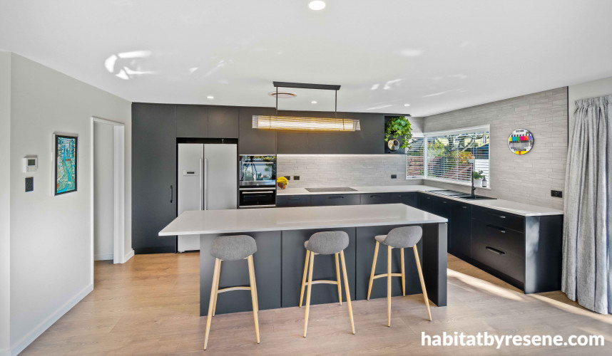 The use of contrasting colours is a key theme throughout the design and also extends to other elements, including door hardware, tap fittings, kitchen cabinetry and furniture, ensuring a unified look.