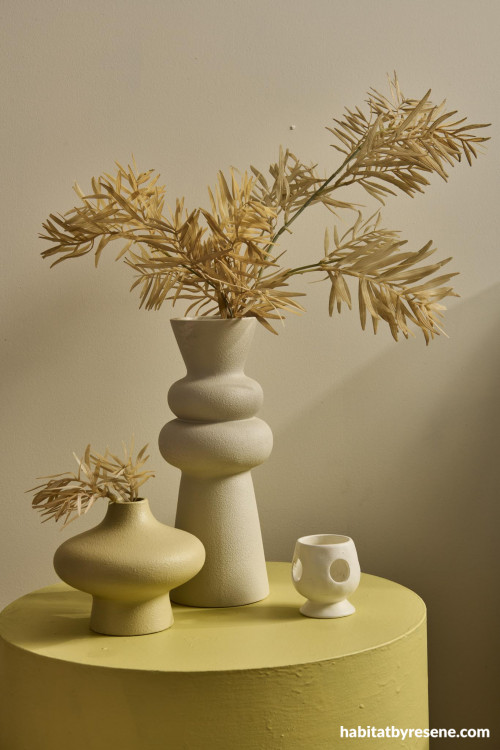 These gentle touches of yellow add the perfect amount of zest.