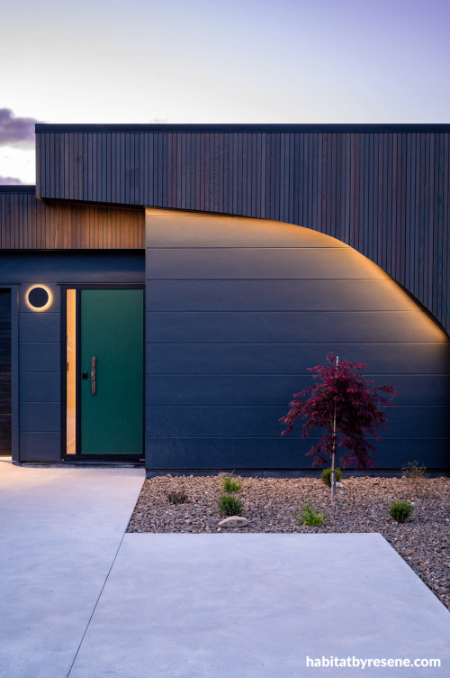 As the sun drops behind the mountains, the deep shade of Resene Charcoal becomes a dark striking feature of this home’s exterior. The front door pull, Jalo from Desejo, is a unique and luxurious touch.