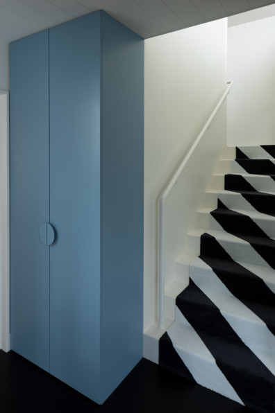 Alex Fulton's trendy beach house is bursting with colour and creativity Alex Fulton's trendy beach house is bursting with colour and creativity