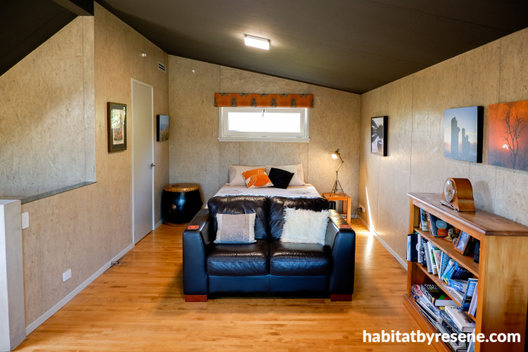 Upstairs room with cocooning industrial style dark ceiling