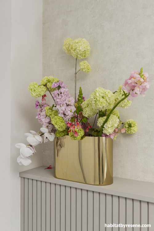 Stacy has an incredible eye for detail, combining textures and shades that blend seamlessly. Resene Wallpaper Collection 38823-6 paired with Resene Truffle is like a match made in heaven.