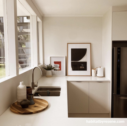 A minimal and timeless kitchen where artwork and superb décor shine.