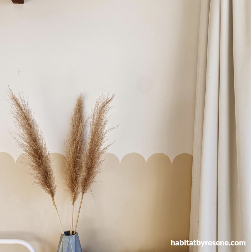 A scalloped half-wall painted in Resene Half Sisal adds a playful touch to Amy’s daughter’s bedroom.