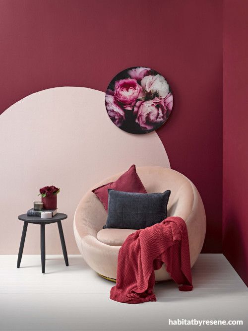 Peachy pink and pomegranate red together could be confronting, but in this room, they ooze friendliness and warmth
