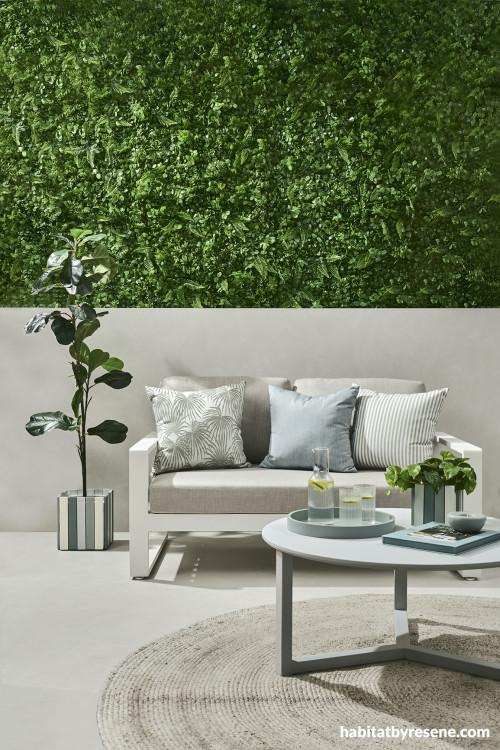 Resene outdoor couch