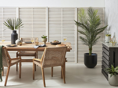 Entertain outdoors in style this holiday season with these tips for decorating courtyards, gardens and patios Entertain outdoors in style this holiday season with these tips for decorating courtyards, gardens and patios