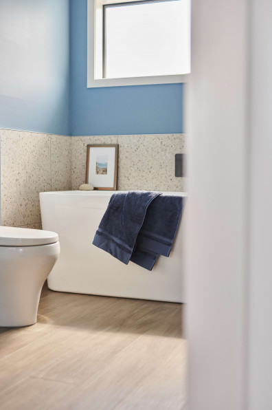 Dive into tranquillity: Refreshing blue hues for your bathroom