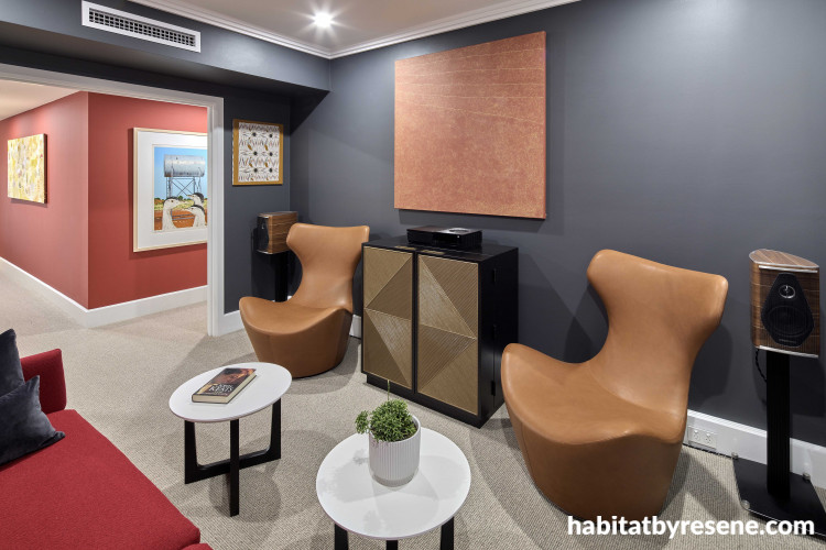 Relaxing space in contrasting colours 