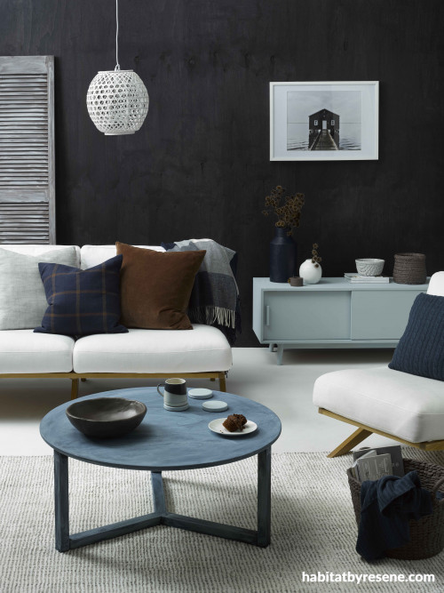 Contrasting colours in deep blue and white create premium living space