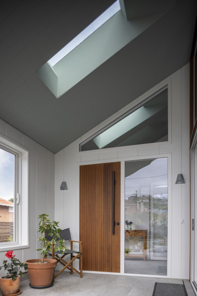 A sea breeze of colour: Where light, warmth and the coast meet at home 