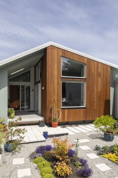 A sea breeze of colour: Where light, warmth and the coast meet at home 