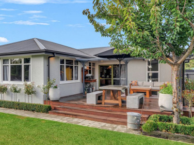 A home grounded in family history – and a colour surprise inside! 