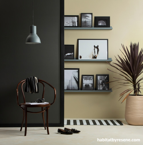 Living area, dramatic living area, living area with black walls, living area with contrasting walls