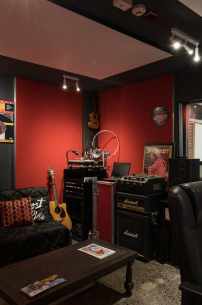 A city warehouse where home living, work and play are defined by colour