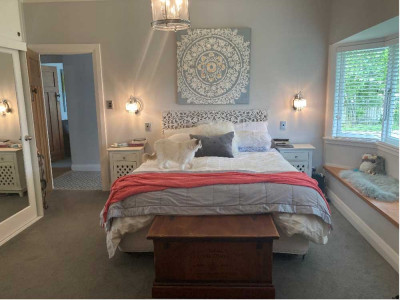 A country bungalow gets a second life with gorgeous greys and youthful blues and greens A country bungalow gets a second life with gorgeous greys and youthful blues and greens