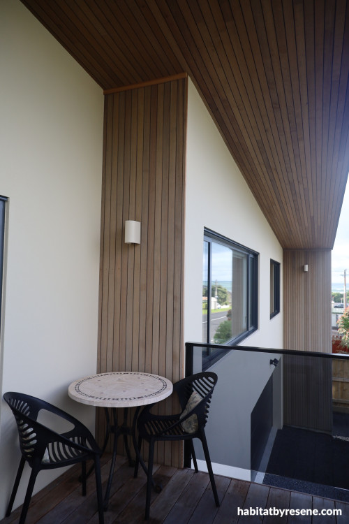 Exterior cladded in a Resene Construction Systems / ROCKCOTE system coloured to Resene Fossil. Deck stained in Woodsman Decking Stain in Equilibrium.