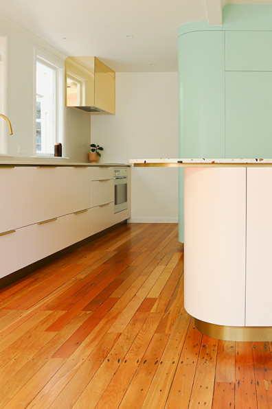 Minty greens and blushing pinks bring this art deco home to life Minty greens and blushing pinks bring this art deco home to life