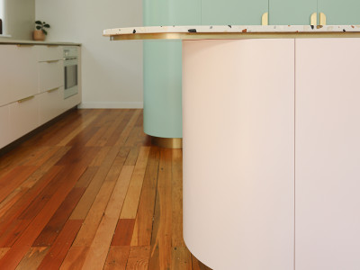 Minty greens and blushing pinks bring this art deco home to life Minty greens and blushing pinks bring this art deco home to life