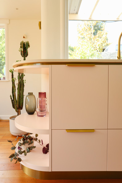 Minty greens and blushing pinks bring this art deco home to life Minty greens and blushing pinks bring this art deco home to life