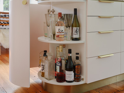 Minty greens and blushing pinks bring this art deco home to life Minty greens and blushing pinks bring this art deco home to life