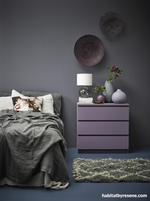 Bedroom in cocooning dark colours