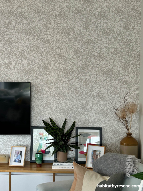 Classy wallpaper creates warm atmosphere in lounge 
