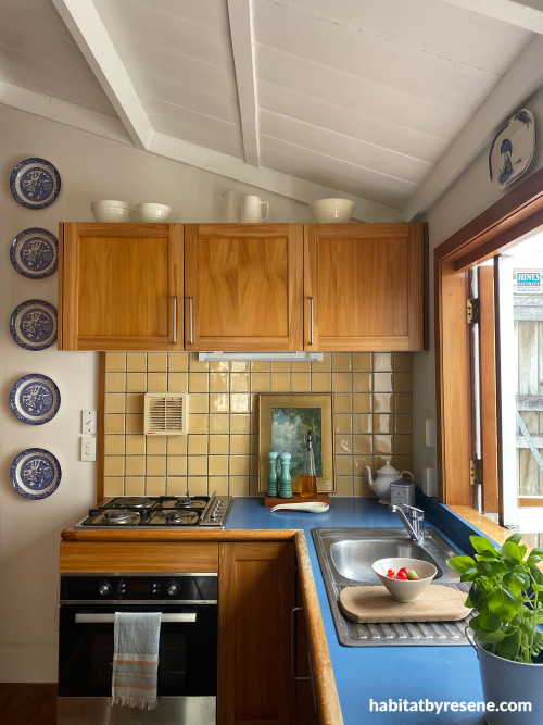 Kitchen featuring Resene Quarter Thorndon Cream