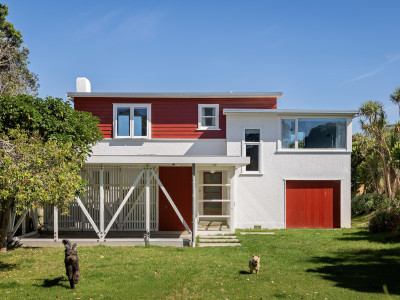 A beach house where colour connects the past and present