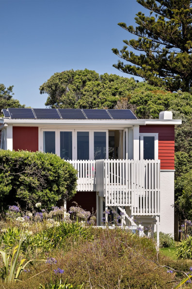 A beach house where colour connects the past and present