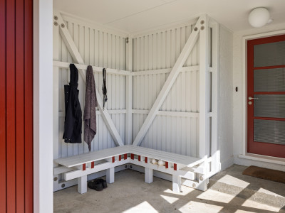 A beach house where colour connects the past and present