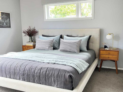 Peaceful Auckland bungalow makes a bold statement in the living room 