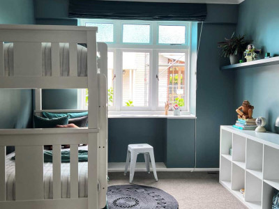 Peaceful Auckland bungalow makes a bold statement in the living room 