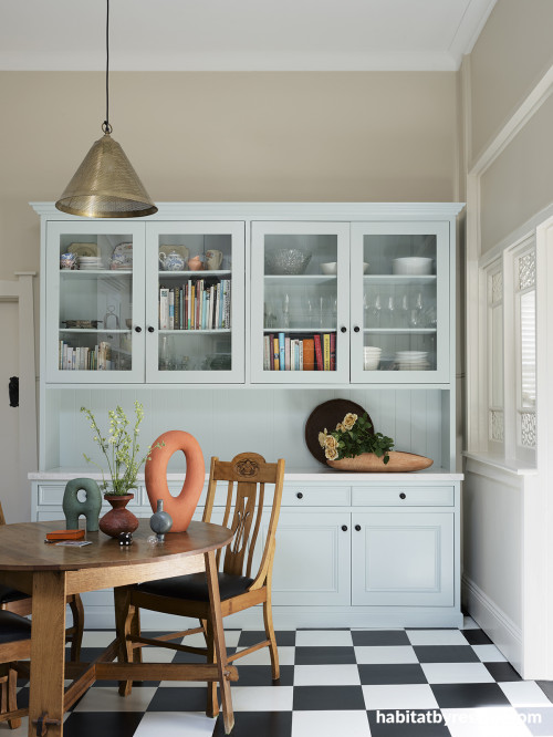 Kitchen in light tones and chequered floor