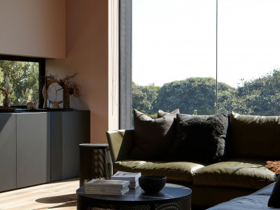 Bold beauty: A coastal home’s black and blush colour scheme Bold beauty: A coastal home’s black and blush colour scheme