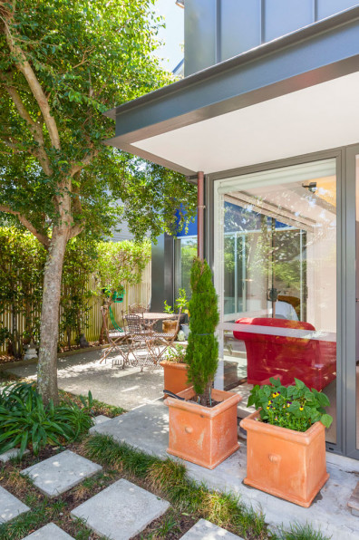 Corrine and Emanuel’s bungalow goes bold with colour Corrine and Emanuel’s bungalow goes bold with colour