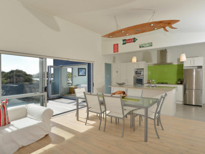 Glen and Marion’s sea-inspired steel bach 