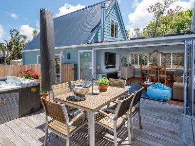 Dean and Delia’s delightful blue cottage by the sea