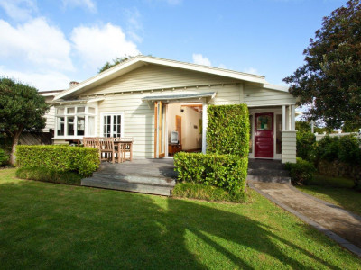 Ian and Sharon's classic mellow bungalow Ian and Sharon's classic mellow bungalow