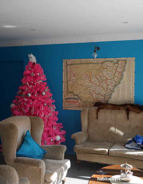 living room, blue paint
