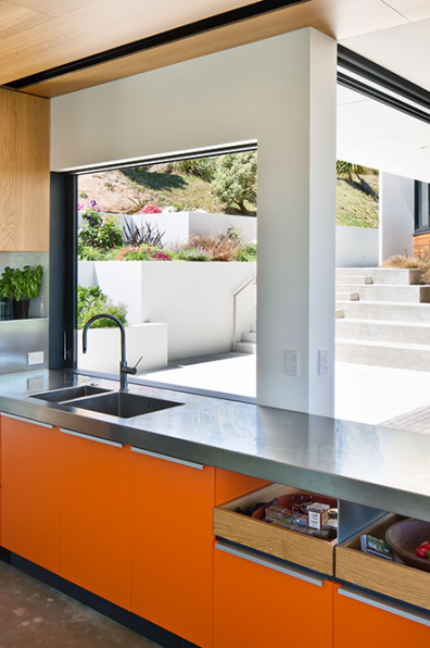 Mike and Monica’s stunning modern colour fusion Mike and Monica’s stunning modern colour fusion