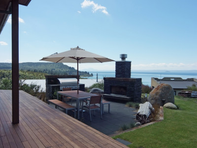 A Luxurious Lakeside Retreat A Luxurious Lakeside Retreat