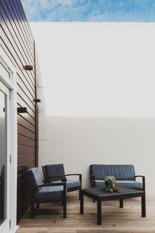 brown house, brown exterior, deck, outdoor living, outdoor seating, courtyard