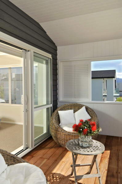 Mike and Robyn’s sun-filled Omaha beach house Mike and Robyn’s sun-filled Omaha beach house