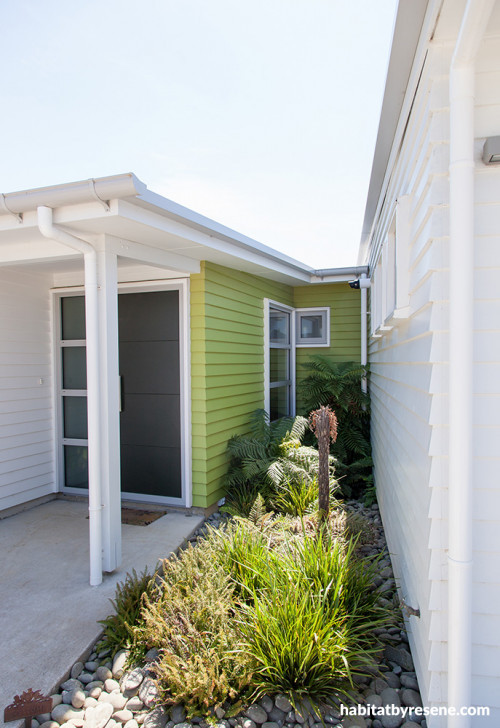white, exterior, neutral exterior, white exterior, white weatherboads, green exterior, green weather