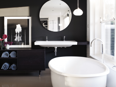 Sonia and Yasmine chase away the shadows Sonia and Yasmine chase away the shadows