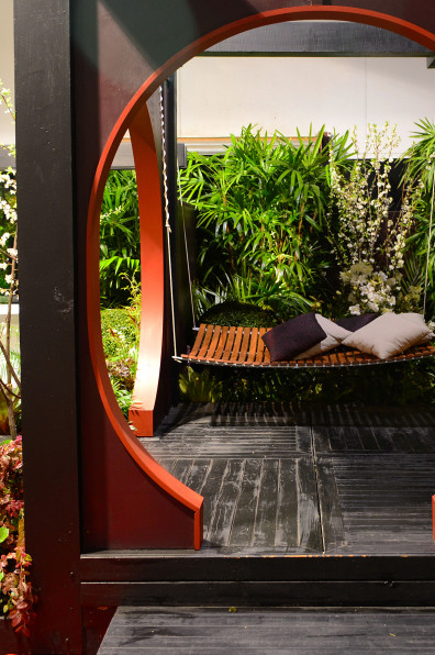 Two courtyards, two ways Two courtyards, two ways