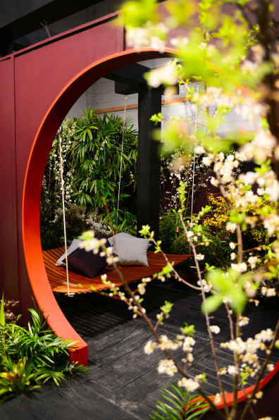 Two courtyards, two ways